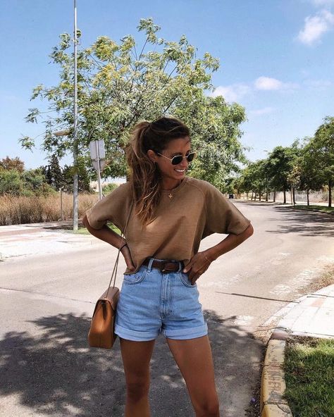 Striped Blue Shirt Outfit Summer, Boyfriend Jeans Beach Outfit, Casual Fashion Inspiration, Basics Closet List, Casual Outfits Stylish, Women Casual Outfits Spring, Summer Outfit Women 30s, Cute Neutral Outfits Summer, Outfits For Late 20s Women