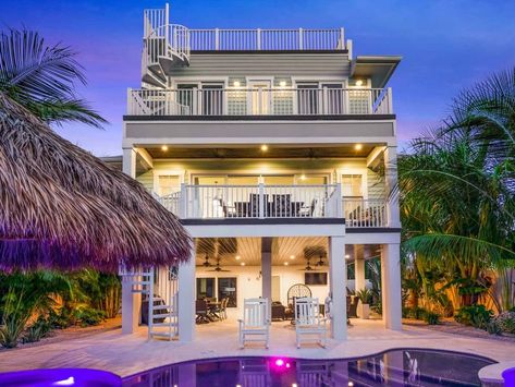 Seven Bedroom House - $925 avg/night - Lido Key - Amenities include: Swimming pool, Internet, Air Conditioning, Hot Tub, Pets Welcome, TV, Satellite or cable, Washer & Dryer, Children Welcome, Parking, No Smoking, Heater ✓ Bedrooms: 7 ✓ Sleeps: 19 ✓ Pet friendly ✓ Minimum stay from 7 night(s) ✓ Bookable directly online - Book vacation rental 1638433 with Vrbo. Charleston Style House Plans, Beach House On Stilts, Coastal Home Exterior, Beach Style House Plans, Best Beach Chair, Nantucket Style Homes, Beautiful Beach Houses, Lido Beach, Swimming Pool Hot Tub