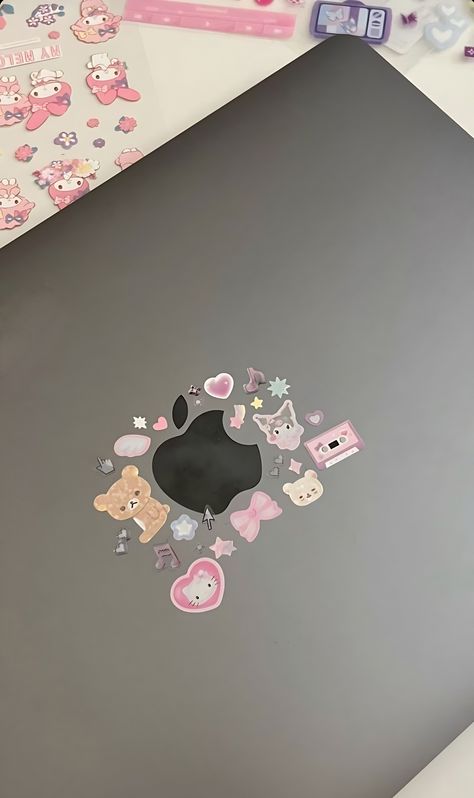 Mac Book Decoration Stickers, Macbook Case Decoration, Laptop Case Decoration, Macbook Case Aesthetic Stickers, Cute Computer Case, Cute Ways To Decorate Your Laptop, Macbook Decoration Stickers, Computer Decoration Ideas, Decorated Macbook