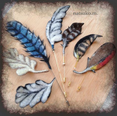 gorgeous – felted feather hat pins Feather Hat Pins, Felt Patterns Free, Wet Felting Projects, Felt Jewelry, Needle Felting Projects, Wet Felt, Fiber Jewelry, Feather Hat, Feather Art