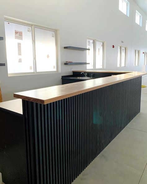 Facebook Bar Covering Ideas, Drinking Bar Design, Office Front Desk Design Receptions, Retail Counter Display, Front Reception Desk Ideas, Industrial Front Desk, L Counter Design, Bar Desk Design, Bar Desk Ideas