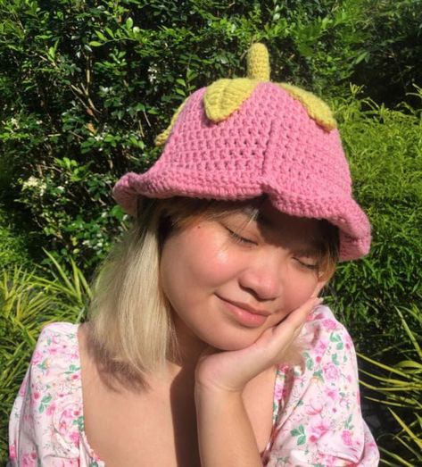 Crochet Tulip Hat, Tulip Hat Pattern, Tulip Hat, Flower Bucket Hat, Crochet Flower Hat, Crochet Tulip, Crochet Costumes, Crochet Fairy, Hat Patterns Free