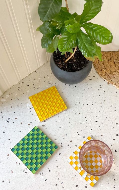 DIY Decor: Checkered Mosaic Tile Coasters Checkered Tile, Mosaic Tiles Diy, Tile Mosaic Art, Diy Coasters Tile, Fun Coasters, Mosaic Tiles Crafts, Mosaic Art Diy, Coaster Crafts, Cool Coasters