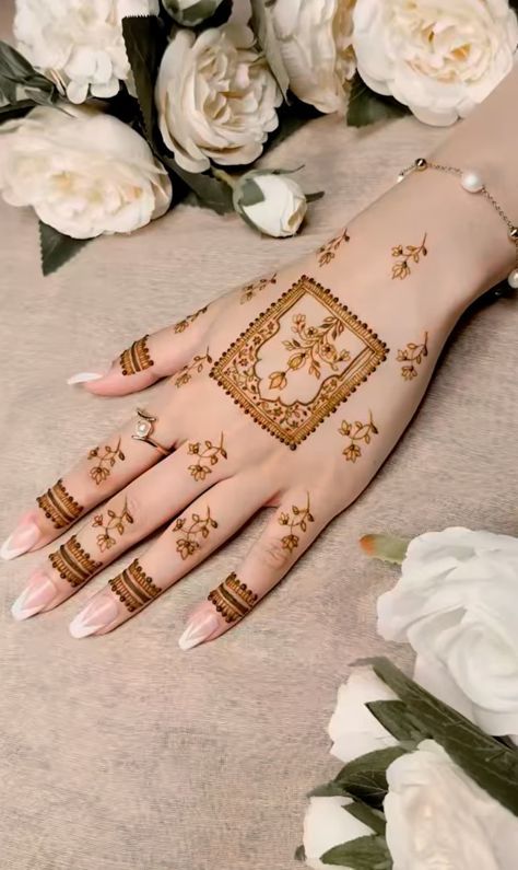 Minimum Mehendi Designs, Mehdi Degine Simple, Mehdi Degine, Minimalist Henna, Mehandi Simple, Beautiful Simple Mehndi Design, Henna Designs Wrist, Bridal Mehandi, Henna Wedding