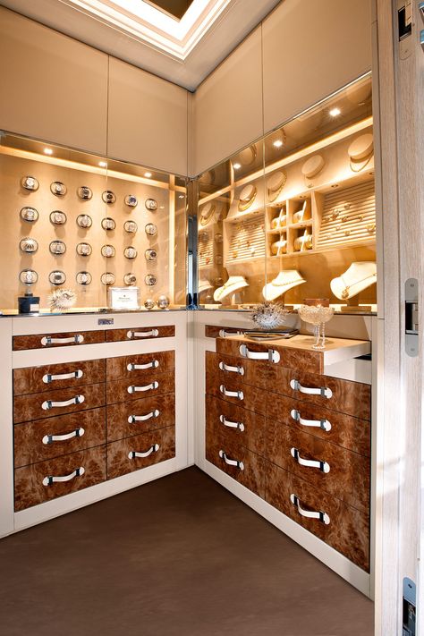 Elegant Home Vaults to Display Your Art or Jewelry Collections. Jewelry Closet Ideas, Luxury Safe Room, Luxury Closet Jewelry, Jewelry Room Luxury, Jewelry Safe Luxury, Luxury Jewelry Organizer, Luxury Jewelry Collection Closet, Jewelry Safe In Closet, Luxury Jewelry Display Closet