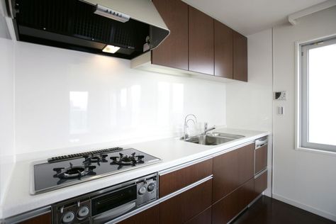 White Glass Backsplash, Contemporary Kitchen Backsplash, Glass Tiles Kitchen, Glass Tile Backsplash Kitchen, Kitchen Credenza, Glass Backsplash Kitchen, Backsplash Trends, Kitchen Backsplash Trends, Brick Backsplash Kitchen