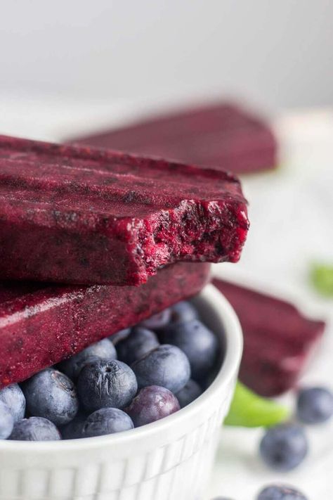 blueberry popsicle recipe Prune Popsicles, Ice Cream Mold Recipes, Blueberry Popsicle Recipes, Hannah Food, Summer Refreshers, Blueberry Popsicles, Cookout Ideas, Freezer Desserts, Blueberry Basil