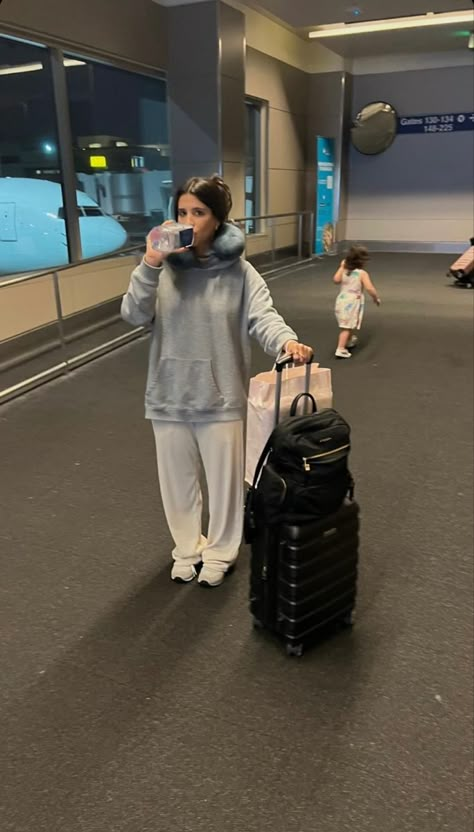 Airport Selfie, Plane Tips, Trip Couple, Road Trip Family, International Travel Checklist, Comfy Airport Outfit, Airport Outfit Summer, Airport Travel Outfits, Wanna Recreate