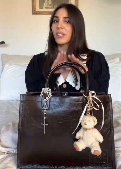 Birkin With Charms, Jane Birkin Bag Aesthetic, Bag Charms Aesthetic, Birken Bag, Jane Birkin Style, Orion Carloto, Handbag Essentials, Swag Bag, What In My Bag