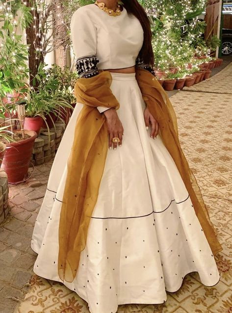 Lehenga Blouse Pattern, Gopi Dress, White Lehenga Choli, Bandhani Dress, White Lehenga, Choli Dress, Simple Lehenga, Kaftan Designs, Lehnga Dress