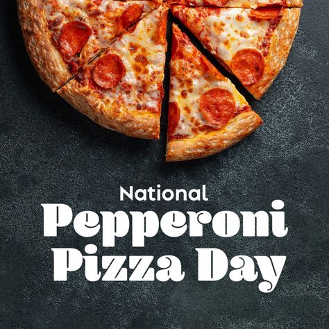 20 September: National Pepperoni Pizza Day- Happy Pepperoni Pizza Day, share and enjoy this amazing day with your followers! Pizza Topping, Caprese Skewers, Dinner Today, Pizza Day, Tastefully Simple, Beer Bread, Outdoor Eating, Black Olives, Pizza Place