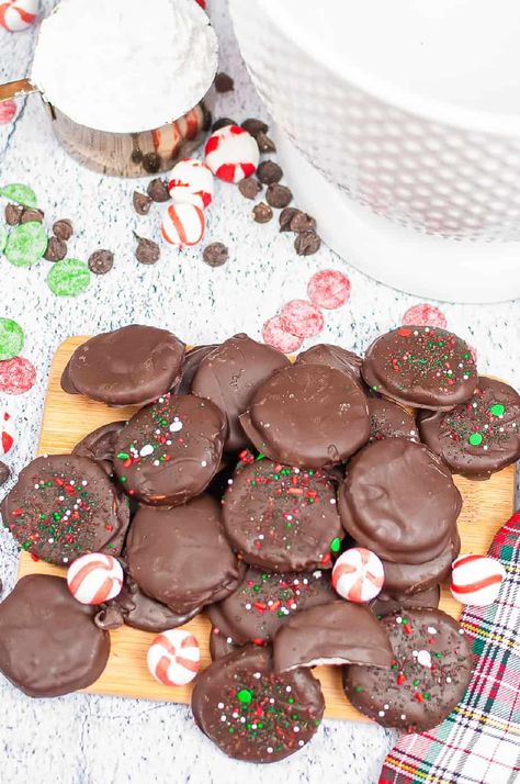 Peppermint Patty Recipe, Andes Mint Chocolate, Homemade Peppermint Patties, Peppermint Treats, York Peppermint Patty, Kids Plate, Ritz Cracker, Christmas Desserts Easy, Easy Christmas Treats