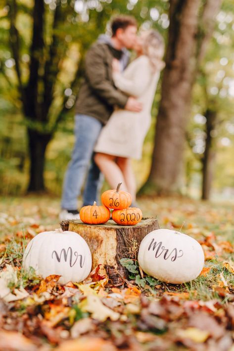 Announcement Pictures, Engagement Photo Props, Fall Engagement Shoots, Engagement Announcement Photos, Creative Engagement Photo, Engagement Photo Outfits Fall, Engagement Picture Outfits, Fall Engagement Pictures, Baby Announcement Pictures