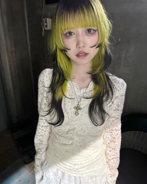 Harajuku Hair Color, Bangs Different Color, Harajuku Hair, High Fashion Hair, Hair Color Streaks, 일본 패션, Dyed Hair Inspiration, Hair Arrange, Hair Creations