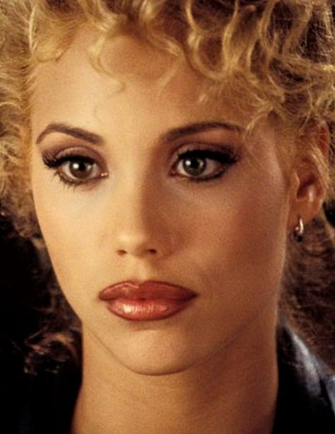 Showgirls Movie 1995 Makeup, Elizabeth Berkley 90s, Glamour Shots 80s, Elizabeth Berkley Showgirls, 90s Bombshell, Blonde Icons, Elizabeth Berkley, Angel Makeup, Cake Face