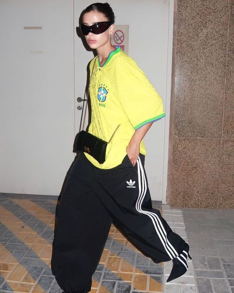 Blokecore Outfits, Street Style Sporty, Balenciaga X Adidas, Track Pants Outfit, Ootd Streetwear, Football Jersey Outfit, Jersey Fashion, Tennis Fashion, Jersey Outfit