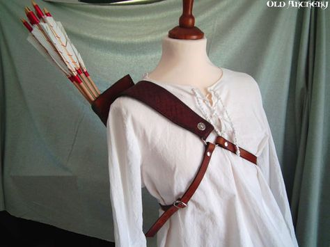 How Jac's quiver looks from the front. (Leather back quiver Little Shell by OldArchery on Etsy, €99.00) Back Quiver, Archery Shop, Leather Quiver, Mounted Archery, Archery Supplies, Medieval Aesthetic, Traditional Archery, Longbow, Leather Workshop