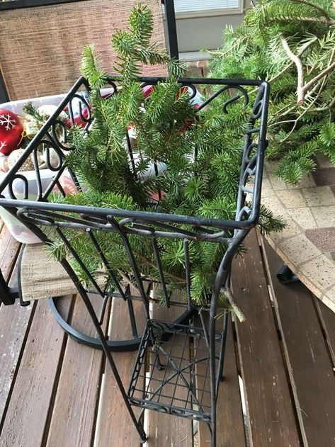 how to make a christmas ornament display basket from a planter Wire Basket Decor Ideas, Wire Basket Ideas, Wire Basket Decor, Christmas Ornament Display, Make A Christmas Ornament, Hanging Baskets Diy, Basket Decor Ideas, Planter Diy, Live Christmas Trees