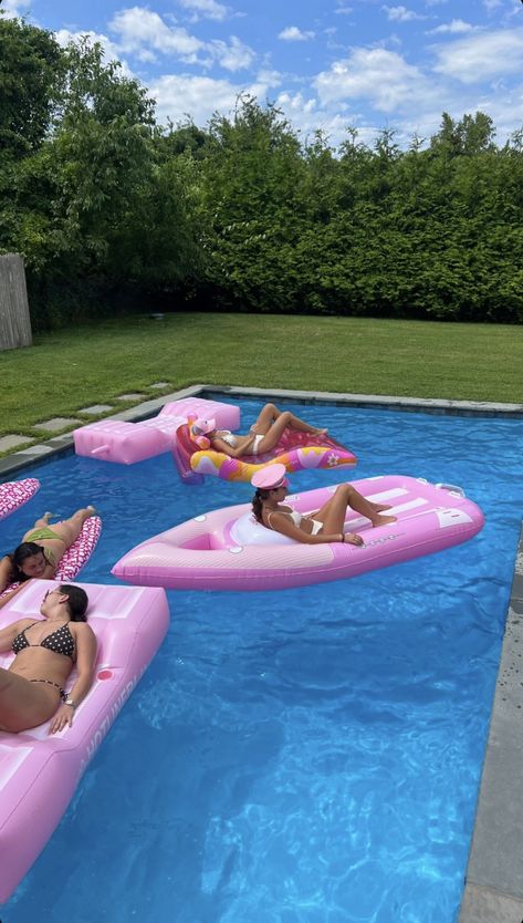 Summer Pool Party Aesthetic, Summer List Ideas, Pool Party Aesthetic, Beach House Pool, Inflatable Pool Floats, Dream Life House, Party Aesthetic, Summer Pool Party, Cute Friend Pictures