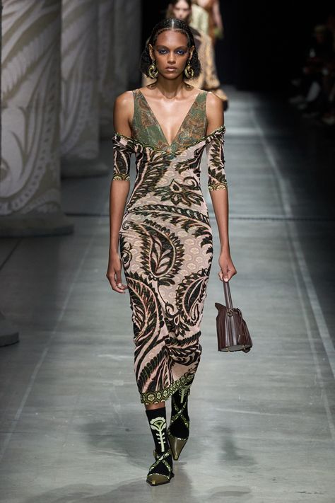 Etro spring 2024 Elie Saab Haute Couture, Spring Fashion Chic, International Fashion Designers, Circle Dress, Dior Haute Couture, Fashion Week Runway, Print Trends, International Fashion, Inspiration Mode