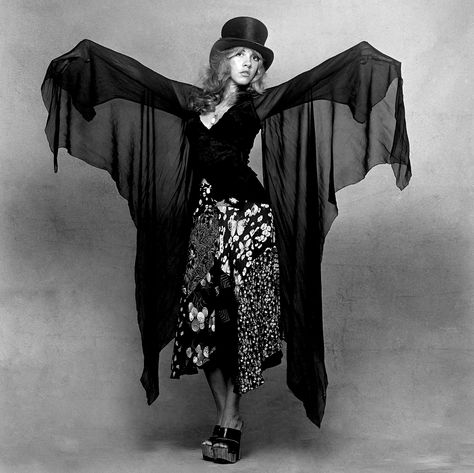 Happy Birthday, Stevie Nicks! How to Channel Her Boho-Chic Style Stevie Nicks Birthday, Moda Z Lat 70., Stevie Nicks Costume, Stevie Nicks 70s, Stevie Nicks Concert, 70s Mode, Marla Singer, Witchy Outfits, Stevie Nicks Style