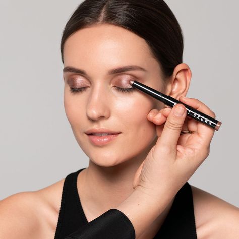 Bobbi Brown Makeup Looks, Makeup Post Ideas, Brown Smokey Eye Tutorial, Brown Makeup Looks, Bobbi Brown Eyeshadow, Beauty Is Skin Deep, Makeup For Older Women, Smokey Eye Tutorial, Smokey Eye For Brown Eyes