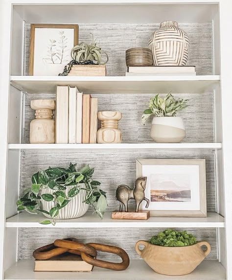 Built In Shelf Decor, Bookshelf Styling Living Room, Styling Living Room, Styling Bookshelves, Built In Shelves Living Room, Shelf Decor Living Room, Styling Shelves, Decorating Bookshelves, Bookshelves In Living Room