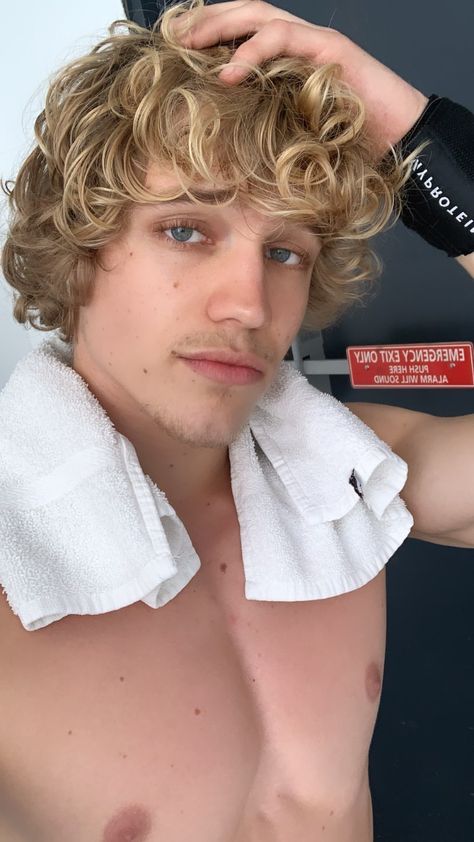 Owen Lindberg, Blond Curly Hair, Blonde Curly Hair, Blonde Guys, Great Body, Guy Drawing, Curly Hair Men, Male Face, Mens Hairstyles