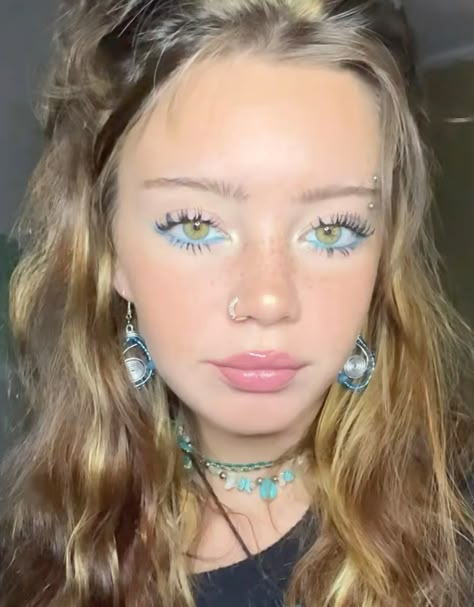 Beach Aesthetic Makeup, Turquoise Makeup Looks, Coastal Makeup, Teal Makeup Looks, Cute Make Up Looks, Beachy Makeup, Makeup Looks Pretty, Eye Makeup Idea, Turquoise Makeup