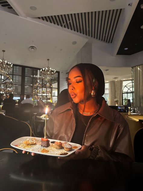 Dinner Photoshoot Ideas, Nice Birthday Dinner Outfits, Birthday Ideas Instagram, Bday Dinner Poses, Birthday Dinner Pictures Instagram, Dinner Selfie, Birthday Dinner Picture Ideas, Birthday Dinner Poses Instagram, Restaurant Birthday Pictures