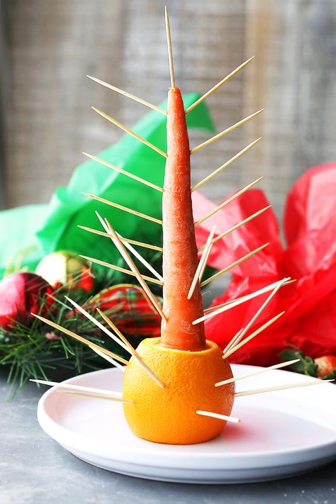 Fruit Christmas Tree - Beautiful and festive Christmas Tree made with fresh fruit! Christmas Fruit Display, Christmas Tree Fruit Platter, Christmas Fruit Skewers, Christmas Fruit Trays, Christmas Fruit Kabobs, Christmas Fruit Tray Ideas, Christmas Fruit Ideas, Holiday Fruit Platter, Christmas Fruit Tray