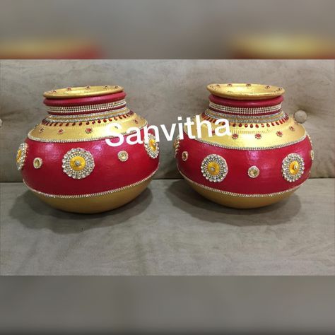 Wedding Pots Decoration Indian, Kundalu Decoration For Marriage, Kundalu Decoration, Marriage Theme, Earthen Pots, Coconut Decoration, Wedding Symbols, Pot Decor, Pot Painting