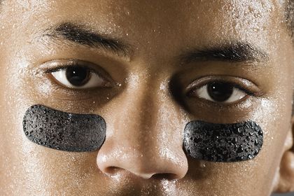 Sometimes it’s literally a glob of grease, other times it’s a synthetic sticker. We’ve all seen baseball and football players with the black rectangles under their eyes on sunny days, which is thought to help reduce the sun’s glare and allow athletes to better pick up the ball. But does it actually work? Eye Black Sports, Football Eye Black, Football Makeup, Football Anime, Under Eye Primer, Under Eye Makeup, Lucet, Smokey Eye Makeup Tutorial, Under Eye Puffiness