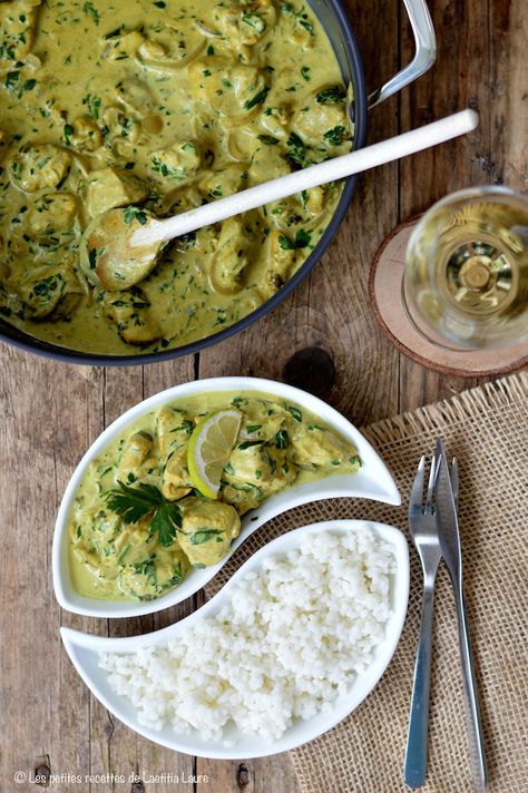 Voilà un plat très facile à faire, léger et plein de saveurs. La marinade avant cuisson permet au poulet de bien s’imprégner de tous les parfums. Si vous n’aimez pas manger relevé et légèrement piquant, réduisez la quantité de gingembre et de curry par deux, selon vos goûts. Choisissez votre citron vert de préférence bio car pour cette recette vous allez utiliser le zeste (évitez d’ Coco Curry, Meat Dishes, Wonton Soup, Palak Paneer, Guacamole, Clean Eating, Coco, Good Food, Nutrition