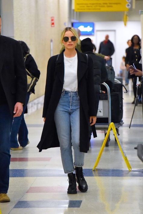 Winter Celebrity Style 2024, Combat Boot Womens Outfit, Smart Casual Celebrity Style, Celebrity Autumn Outfits, Casual Chunky Boots Outfit, Airport Outfit Boots, Celebrity Fall Fashion, Airport Outfit Fall 2023, 2023 Boots Outfit