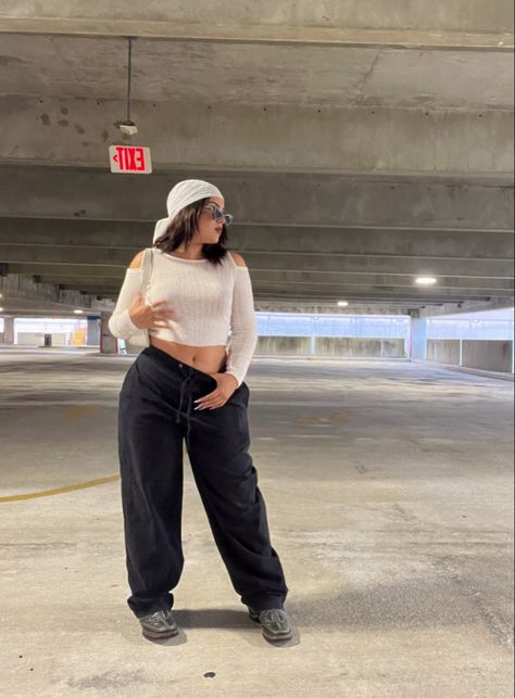 Plus Size 2000s Fashion Outfits, Trending Outfits Midsize, Gorpcore Fashion Plus Size, 2000s Fashion Curvy, Streetwear Fashion Women Midsize, Midsize Parachute Pants, Baggy Pants Midsize, Curvy Y2k Fashion, Midsize 2000s Fashion