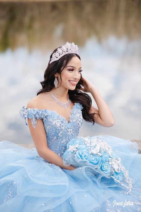 Quinceanera Photoshoot Poses, Quince Picture Ideas, Quince Poses, Quinceañera Photoshoot Ideas, Quince Photos, Quinceañera Photoshoot, Quince Photoshoot Ideas, Cinderella Quinceanera Themes, Quince Photoshoot