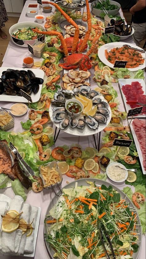 Sea Food Table Setting, Wedding Food Seafood, Seafood Grazing Table, Seafood Table Ideas, Seafood Board Platter, Seafood Buffet Ideas Parties, Seafood Charcuterie Board Ideas, Cold Seafood Platter, Beach Buffet