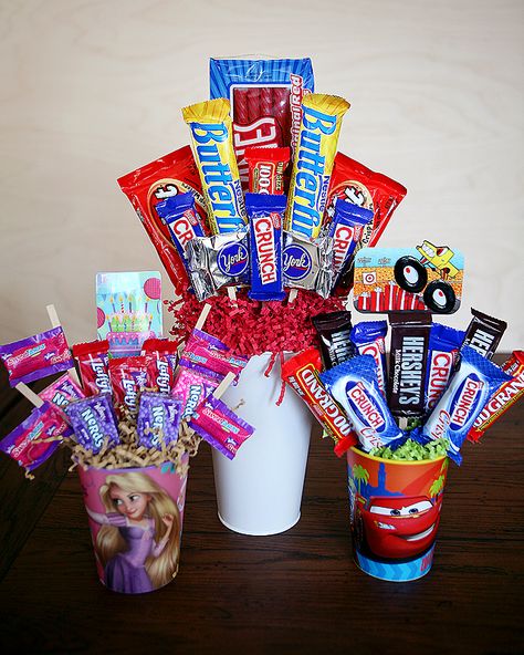 here’s a fun gift for that hard to buy for someone. a candy bouquet. you can cater these to men, women and children of all ages. they also make a really fun way to give a gift card! here’s what you’ll need: -a container. our white one came from michaels and the cups came from … Candy Bouqet, Candy Boquets, Birthday Bouquets, Candy Baskets, Card Bouquet, Candy Arrangements, Bouquet Tutorial, Candy Cup, Candy Bouquets