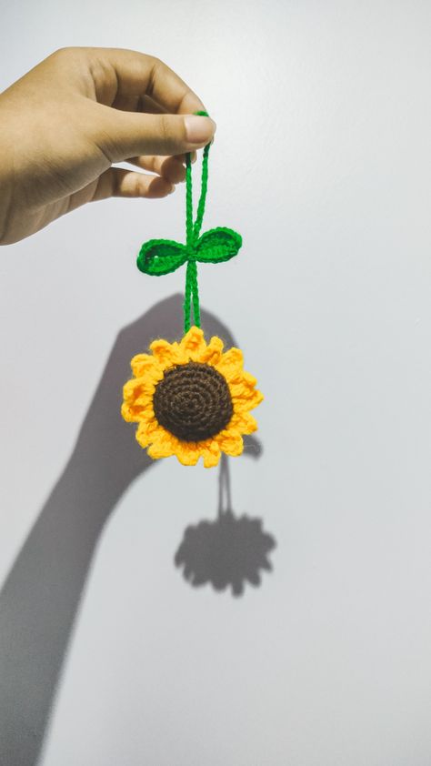 Sunflower car hanging/bag charm Kids Craft Corner, Crochet Bag Aesthetic, Crochet Flower Bag, Diy Crochet Flowers, Diy Paper Flowers, Crochet Car, Crochet Bag Pattern Free, Bag Pattern Free, Crochet Sunflower