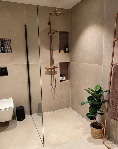 29 photos de salle de bain beige avec douche italienne Modern Beige Bathroom, Drømme Bad, Bathroom Beige, Beige Bathroom Ideas, Small Bathroom Layout, Bathroom Layouts, Bathroom Design Layout, Small Bathroom Renovation, Bathroom Color Schemes