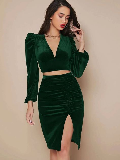 Bodycon Skirt Outfit, Crop Top Design, Thigh Skirt, Velvet Dress Designs, Slim Fit Crop Top, Crop Top Designs, Rock Outfit, Velvet Crop Top, Puff Sleeve Crop Top