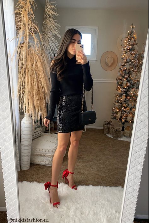 Nye Outfits Skirt, Black Sparkly Skirt Outfit, Glitter Outfit Ideas, Outfit Posada, Sequin Mini Skirt Outfit, Sparkly Skirt Outfit, Sparkling Outfit, Sweater With Dress, Black Leather Skirt Outfit