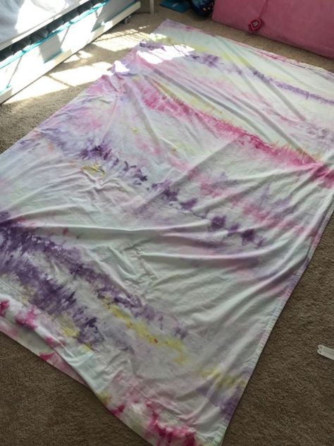 This is a project was so fun to do! And was perfect for this hot, hot heat we’re having down here in Georgia! A super fun twist on traditional tie dye and a great project to add color to any boring white, cotton item! So grab the kids and a couple bags of ice and take the crafting fun outside for the day! So for this project you will need: 1 set of cotton bed sheets (mine were cotton/poly blend and still worked, but the dye would be more vibrant on 100% cotton, or any other natural… Comfiest Bed, Unicorn Themed Room, Bathtub Cover, Reuse Old Clothes, Diy Candle Sticks, Cotton Bed Sheets, Large Chalkboard, Dinosaur Room, Fabric Placemats