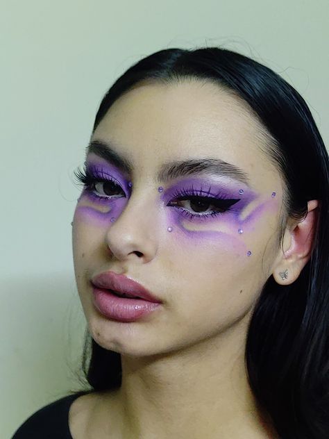 Makeup Looks Cartoon, Natural Douyin, Bold Purple Makeup Looks, Purple Contour, Fantasy Makeup Purple, Purple Fairy Makeup, Full Glam Purple Makeup, Fairy School, Guard Makeup