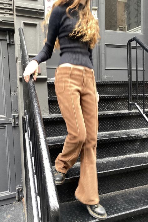 Flare Pants Outfit Winter, Corduroy Flare Pants Outfit, Low Rise Flare Pants, Corduroy Pants Outfit, Autumn Fits, Cold Weather Outfits, Mode Vintage, Bottom Clothes, Fall Winter Outfits