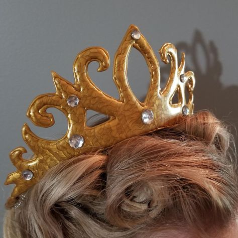 How to Make a Crown From Hot Glue Hot Glue Crown, How To Make A Crown, Costume Headpieces, Dragon Master, Princess Accessories, Make A Crown, Diy Cosplay, Preschool Craft, Diy Crown