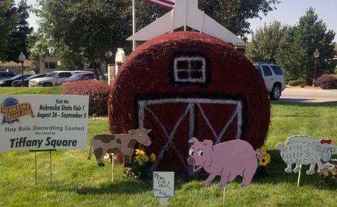 Hay Bale Art Ideas, Decorated Hay Bales, Hay Bale Decor, Painted Hay Bales, Hay Bale Decorations, Hay Bale Art, Pumpkin Festival, Hay Bales, Farm Stand