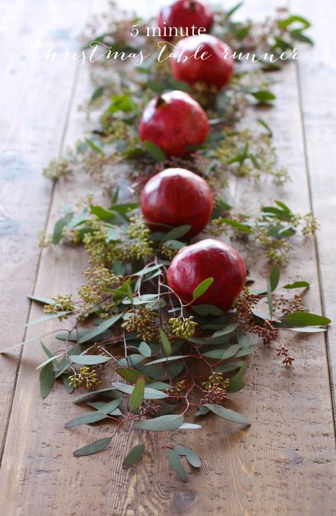 Conference Decorations, Holiday Place Settings, Christmas Candle Centerpiece, Diy Christmas Table, Xmas Table, Festive Centerpieces, Tafel Decor, Christmas Tablescape, Farm Tables