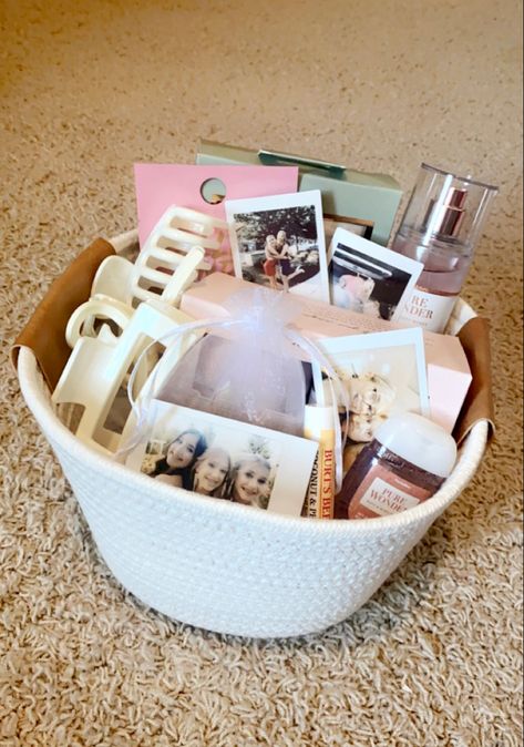 White Gift Basket Ideas, Best Friend Birthday Basket, White Gift Basket, Bday Basket, Birthday Baskets, Girly Christmas Gifts, Baskets Ideas, Best Gift Baskets, Birthday Presents For Friends